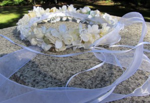 Corona de flores para niña de arras en tonos blancos y marfil